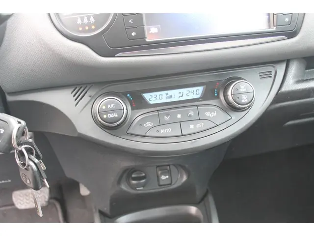 Toyota Yaris 1.5 Hybrid Aspiration 2014 Hybride Benzine 9