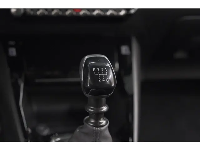 Peugeot 2008 PureTech 100 Allure 2024 Benzine 43