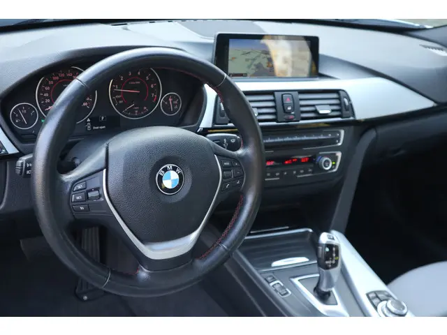 BMW 3 Serie 335i High Executive 2012 Benzine 3