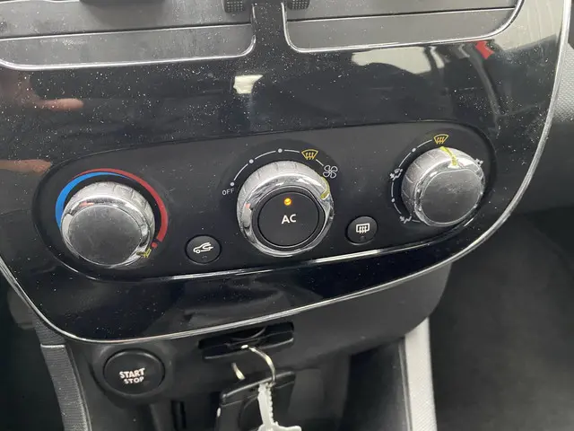 Renault Clio 1.2 Authentique 2014 Benzine 12