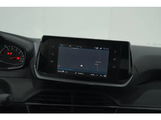 Peugeot 2008 PureTech 130 EAT8 Allure 2023 Benzine 57