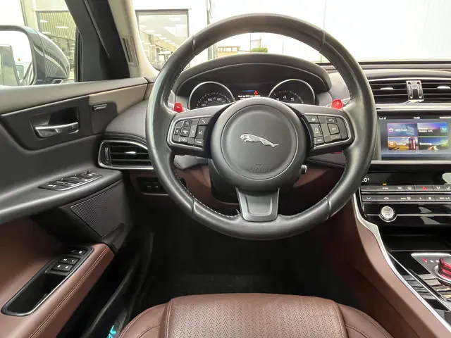 Jaguar XE 2.0 Portfolio 2015 Benzine 36