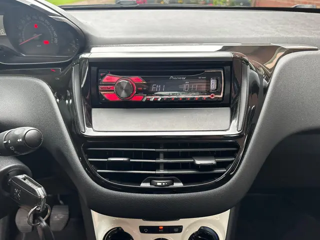 Peugeot 208 1.0 VTi LIKE 2014 Benzine 25