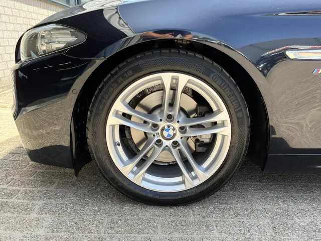 BMW 5 Serie Touring 520i High Executive 2015 Benzine 53