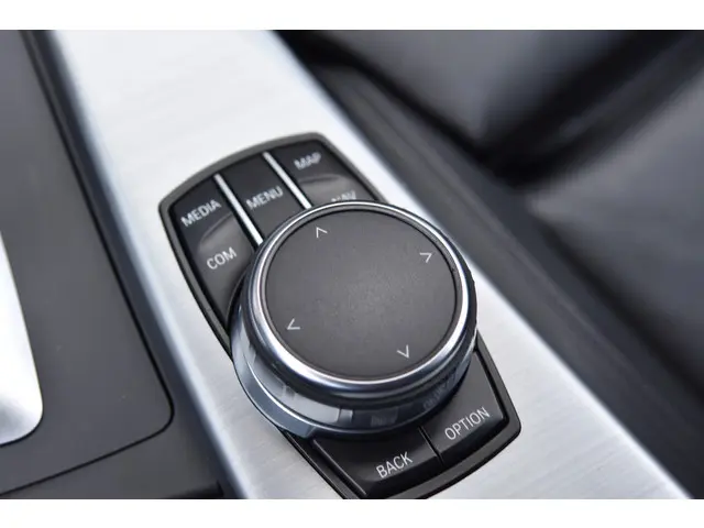 BMW 3 Serie Touring 320i High Executive 2017 Benzine 16