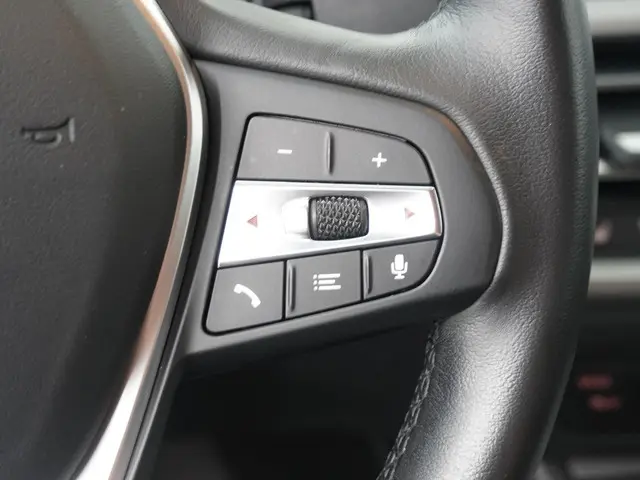 BMW 3 Serie 318i Executive Edition 2020 Benzine 20