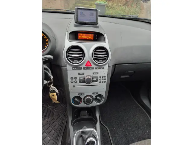 Opel Corsa 1.4-16V Design Edition 2013 Benzine 2