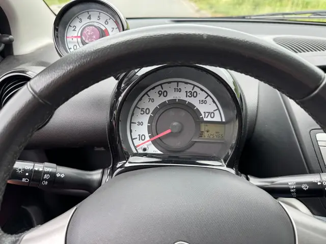 Peugeot 107 1.0 Envy 2013 Benzine 9