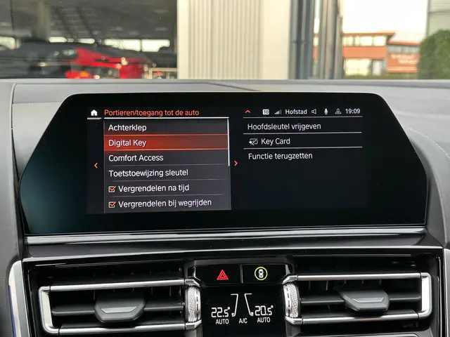 BMW 8 Serie 840i xDrive High Executive 2021 Benzine 76