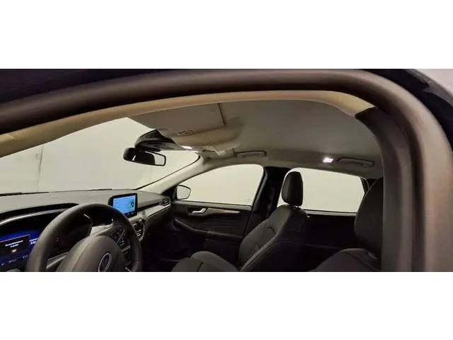 Ford Kuga 2.5 PHEV Titanium 2024 Hybride Benzine 12