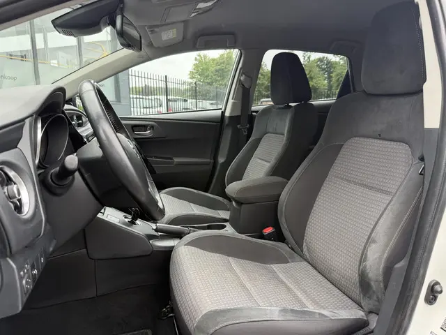 Toyota Auris 1.8 Hybrid Dynamic Go 2018 Hybride Benzine 6