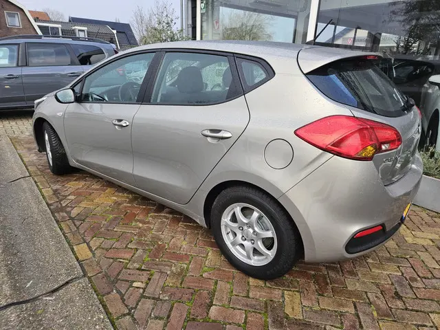 Kia cee'd 1.4 CVVT,nette auto lage km 2015 Benzine 4