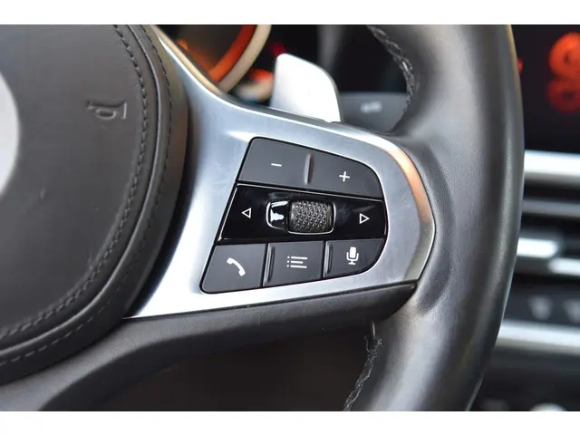BMW 3 Serie 320i Executive Edition 2019 Benzine 13