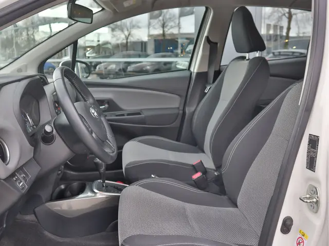 Toyota Yaris 1.5 Hybrid Comfort 2015 Hybride Benzine 24