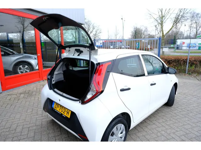 Toyota Aygo 1.0 VVT-i x 5-drs LED-dagrij 2019 Benzine 9