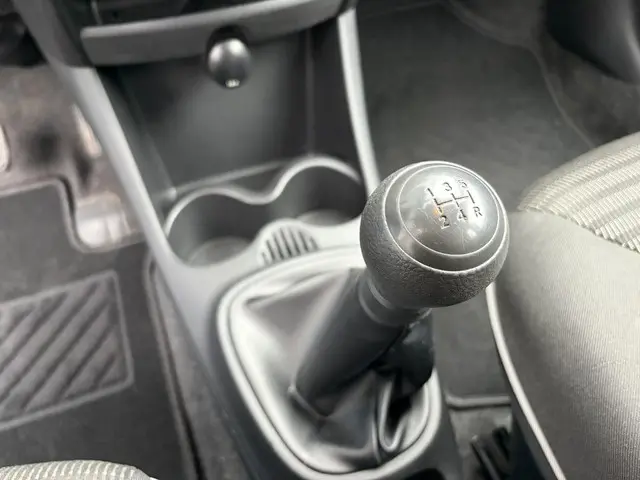 Peugeot 107 1.0 Active 2014 Benzine 17