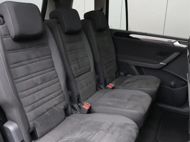 Volkswagen Touran 1.5 TSI Highline 7-zits 2023 Benzine 25