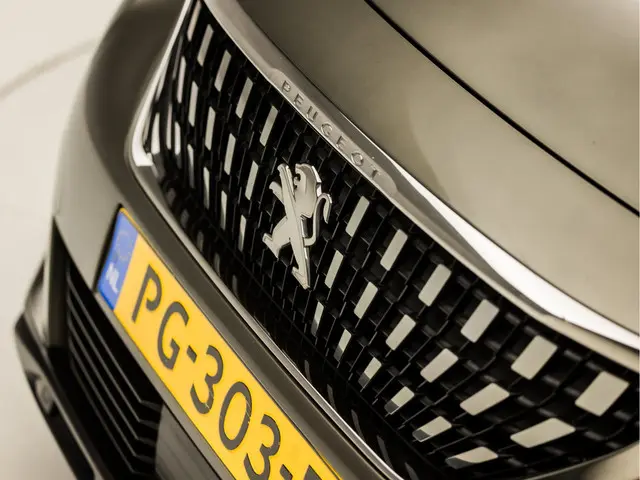 Peugeot 3008 1.2 PureTech Sport 2017 Benzine 32