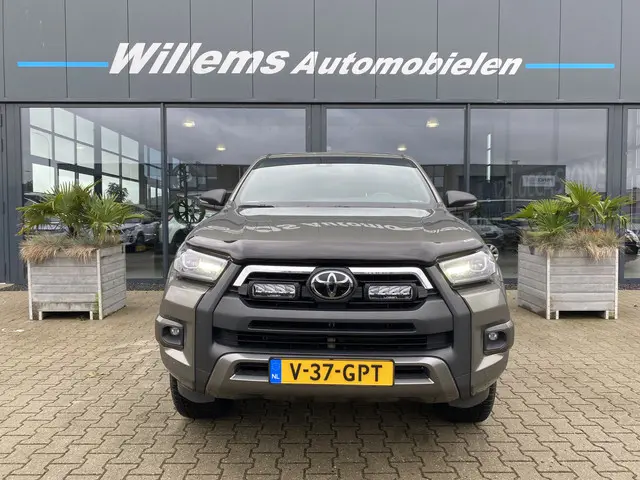 Toyota Hilux 2.8 D-4D Double Cab Invincible 2024 Diesel 2