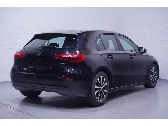 Mercedes-Benz A-Klasse 180d Design 2021 Diesel 4