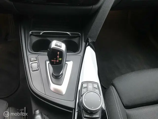 BMW 3 Serie 330i 2018 Benzine 15