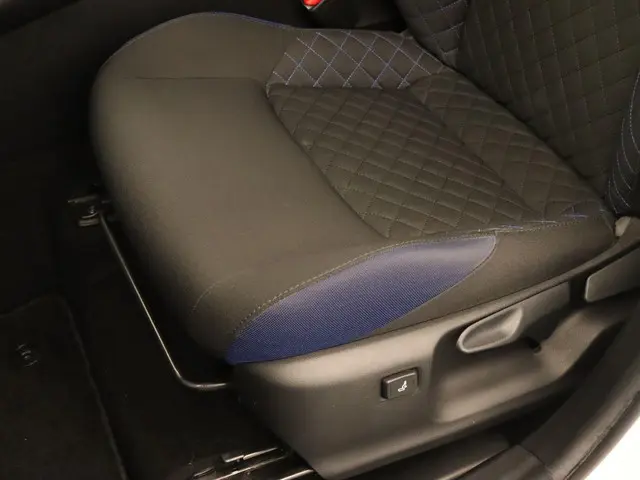 Toyota C-HR 2.0 Hybrid Bi-Tone 2020 Hybride Benzine 32