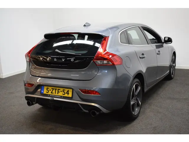 Volvo V40 T3 150pk R-Design 2015 Benzine 21