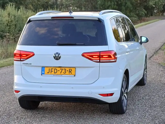 Volkswagen Touran 1.5 TSI Highline 2021 Benzine 6