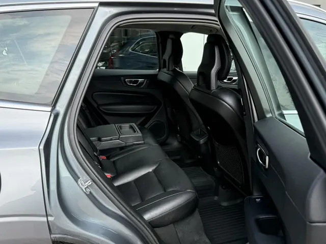 Volvo XC60 2.0 T5 AWD Momentum Pro 2018 Benzine 37