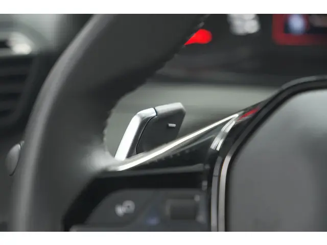 Peugeot 2008 PureTech 130 EAT8 Allure 2023 Benzine 36