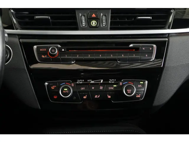 BMW X1 sDrive20i Centennial High Executive 2016 Benzine 17
