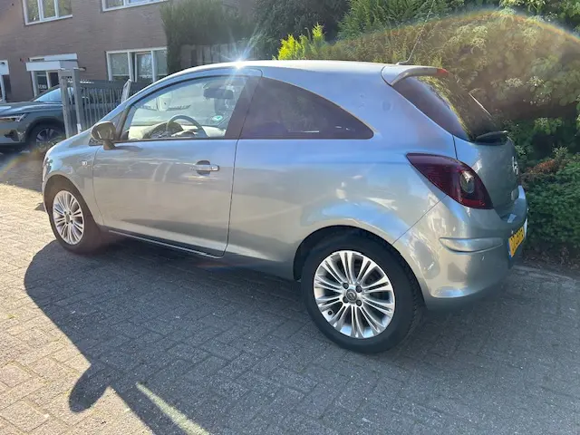 Opel Corsa 1.4-16V Cosmo 2012 Benzine 4
