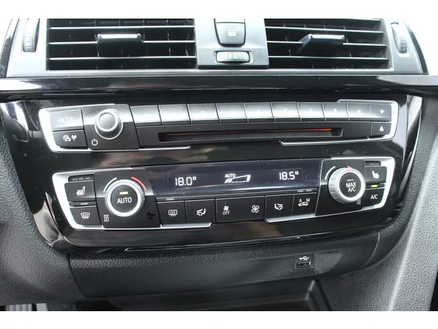 BMW 3 Serie Touring 320i High Executive 2017 Benzine 14