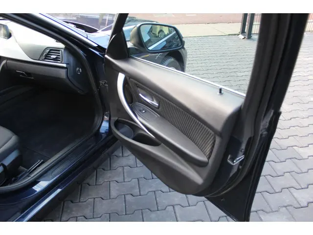 BMW 3 Serie 328i Executive 2014 Benzine 22