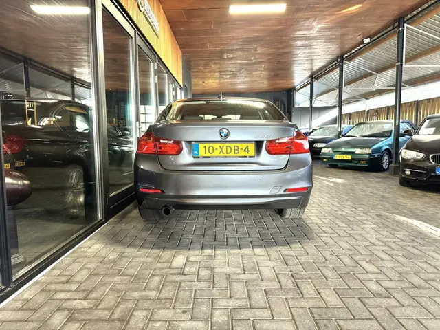 BMW 3 Serie 320i automaat antraciet, premium 2012 Benzine
