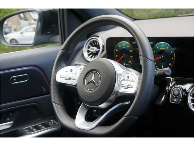 Mercedes-Benz GLA GLA 250 4M AMG Line 2020 Benzine 18