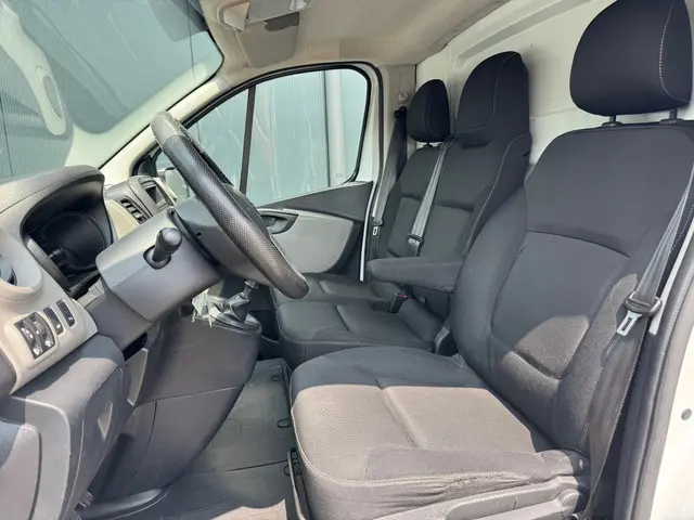Nissan NV300 * L2H1 * Airco * Trekhaak * Imperiaal * 2019 Diesel 34