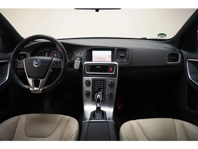 Volvo S60 1.5 T3 Summum [ Trekhaak Navi Leder ] 2017 Benzine 4