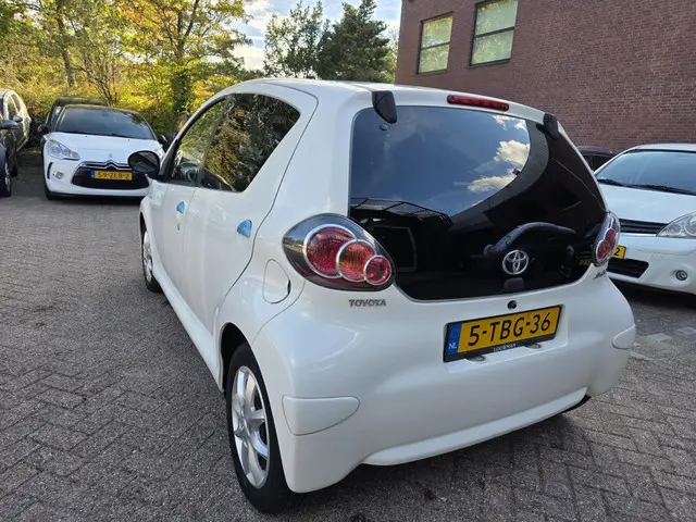 Toyota Aygo 1.0 VVT-i Dynamic Blue 2014 Benzine 7