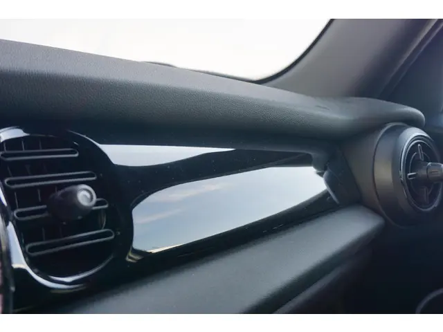 MINI 5-Deurs Cooper Camden Edition 2023 Benzine 17
