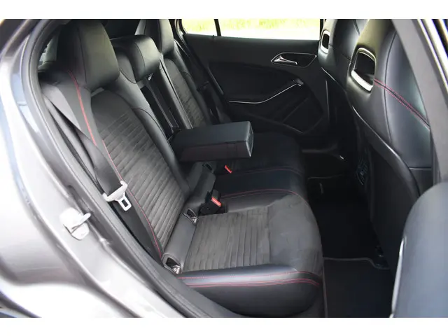 Mercedes-Benz GLA 180 AMG Night 2019 Benzine 48