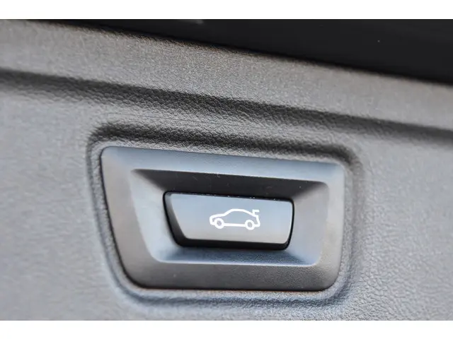 BMW 3 Serie Touring 320i Business Edition 2022 Benzine 29