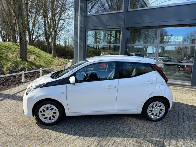 Toyota Aygo 1.0 VVT-i x-play camera - carplay 2020 Benzine 3