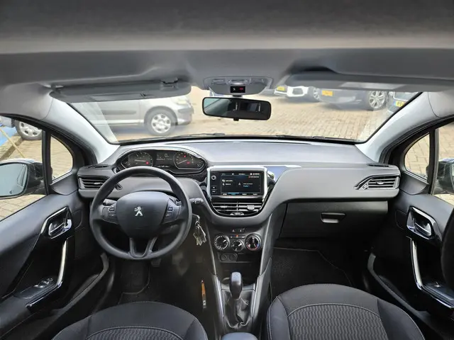 Peugeot 208 1.2 PureTech NAVI TEL PDC CC 2018 Benzine 9