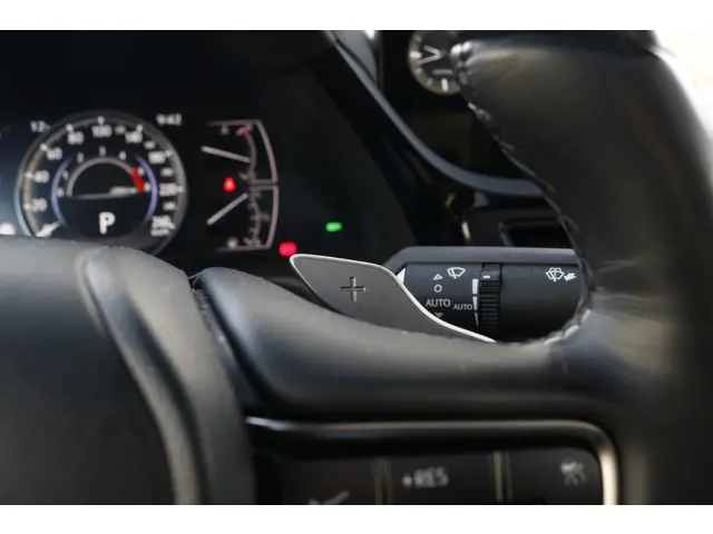 Lexus ES 300h President Line 2024 Hybride Benzine 23