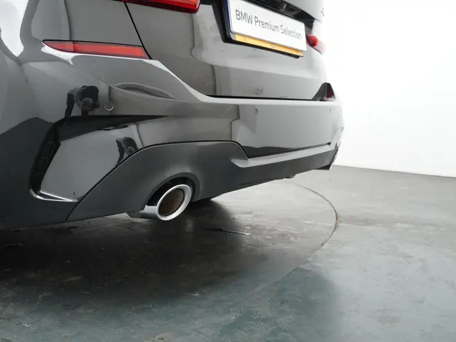 BMW 3 Serie Touring 318i Business Edition 2021 Benzine 25