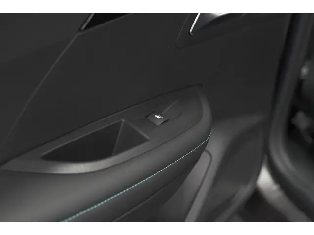 Peugeot 2008 PureTech 130 EAT8 Allure Pack 2021 Benzine 28