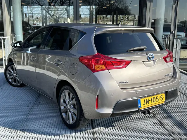 Toyota Auris 1.8 Hybrid Executive 2015 Hybride Benzine 6