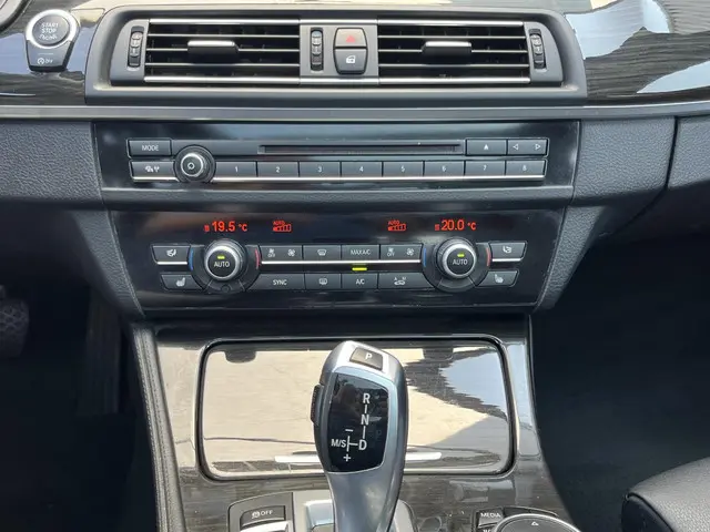 BMW 5 Serie Touring 520i High Executive 2015 Benzine 84