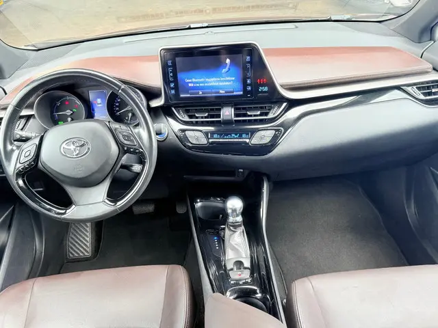 Toyota C-HR 1.8 Hybrid Executive 2017 Hybride Benzine 12
